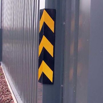 Cornière protection d'angle caoutchouc noir bandes jaunes