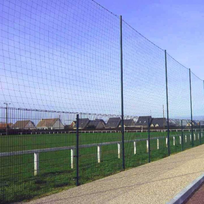 Pare-ballon pour terrains de sport – Filet de protection sur poteaux