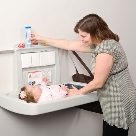 Installer une table à langer murale de collectivité